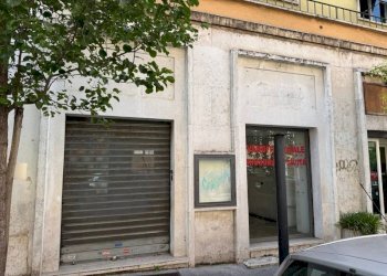 Facciata - Negozio via Oreste Regnoli, Roma - foto 1