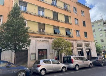 Facciata - Negozio via Oreste Regnoli, Roma - foto 2