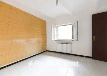 Camera da letto - Two-room apartment via Barabini di Teglia, 2, Genova (neighborhood Bolzaneto) - photo 9