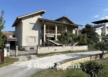 Facciata - Villa via delle Nazioni Unite 36, Alanno - photo 34