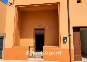 Facciata - Quadrilocale via F. Bandiera, Corte I, Casarano - foto 2