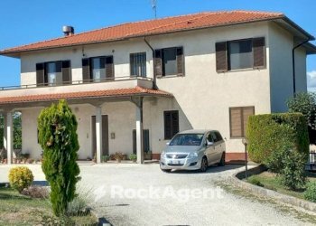 Facciata - Villa Frazione Sant'Apollinare, 118, Arcevia - foto 2