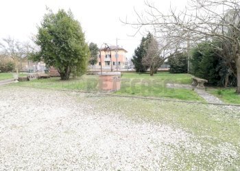 5_Giardino fronte.jpg - Appartamento Via Madonna della Pioppa 25, Bondeno - foto 24