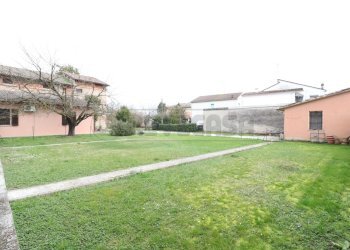 6_Giardino laterale.jpg - Appartamento Via Madonna della Pioppa 25, Bondeno - foto 25