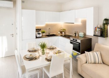 tavolo cucina veduta larga per pranzo.jpg - Bilocale Viale Tanara Faustino, Parma - foto 3