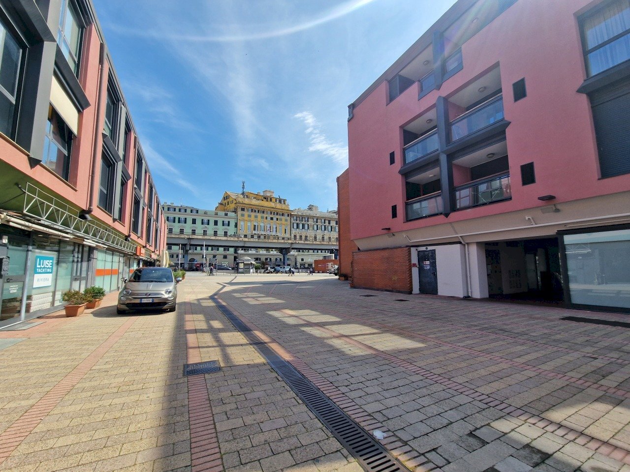 palazzo.jpg - Monolocale Molo Ponte Morosini 10, Genova (zona Porto antico) - foto 1