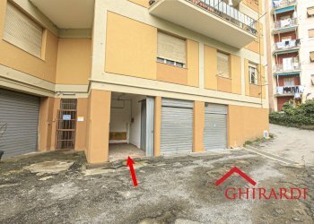 1.0 ingresso box.jpg - Box Via Sant'Alberto 9, Genova (neighborhood Sestri Ponente) - photo 1