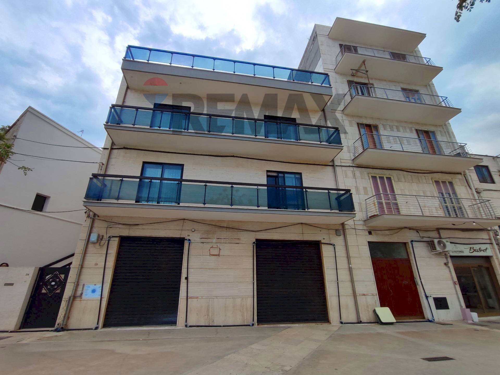 Edificio all\'aperto - Locale Commerciale Via Cristoforo Colombo
 
36, Mola di Bari - foto 1