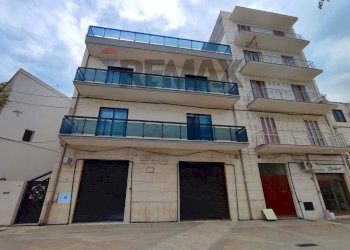 Edificio all\'aperto - Locale Commerciale Via Cristoforo Colombo
36, Mola di Bari - foto 1