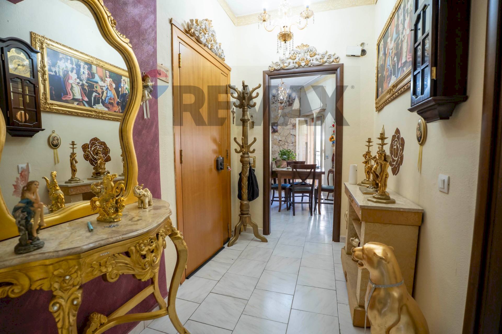 Hall / corridoio - Three-room apartment Via Curtatone E Montanara/Via Sardegna
 
1/10, Catania - photo 3