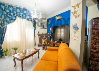 Soggiorno - Three-room apartment Via Curtatone E Montanara/Via Sardegna
 
1/10, Catania - photo 1