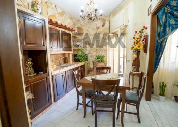 Sala da pranzo - Three-room apartment Via Curtatone E Montanara/Via Sardegna
 
1/10, Catania - photo 8