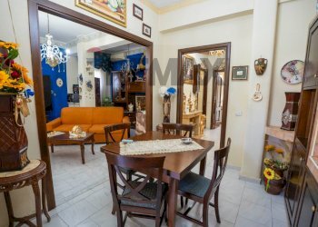 Sala da pranzo - Three-room apartment Via Curtatone E Montanara/Via Sardegna
 
1/10, Catania - photo 9