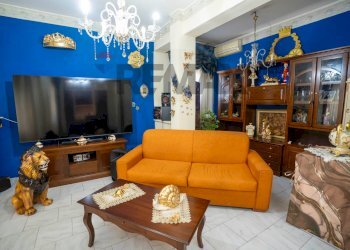 Soggiorno - Three-room apartment Via Curtatone E Montanara/Via Sardegna
 
1/10, Catania - photo 10