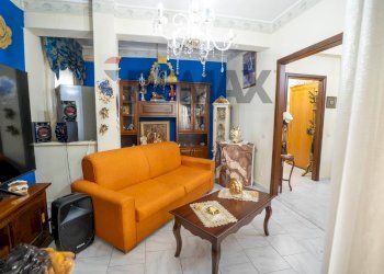 Soggiorno - Three-room apartment Via Curtatone E Montanara/Via Sardegna
 
1/10, Catania - photo 11