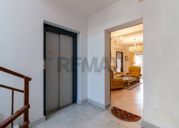 Hall / corridoio - Apartment Via Antonino corsaro
 
9, Camporotondo Etneo - photo 26