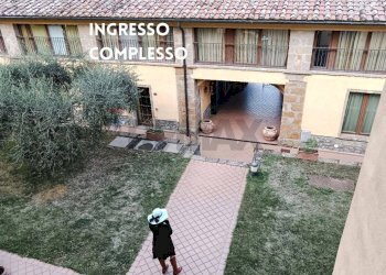 INGRESSO AL COMPLESSO - Trilocale TERRE GIALLE, LOC. LE BUCHE 1
 
1, Castel del Piano - foto 4