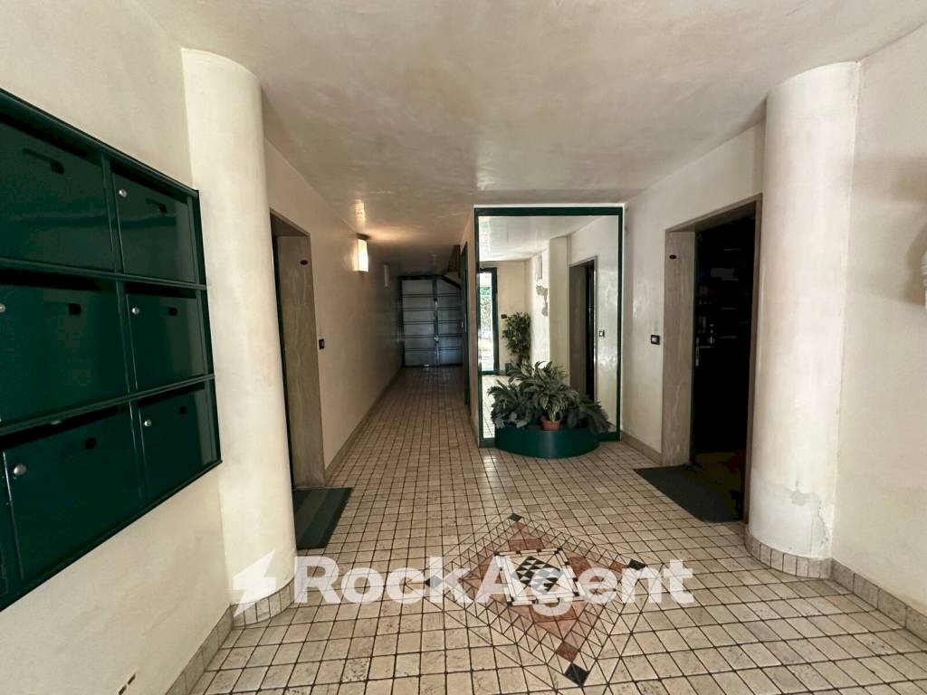 Interno palazzo - Magazzino via Monte Suello, 4, Padova - foto 3