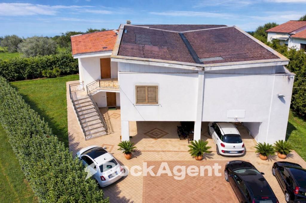 Facciata - Villa via Indipendenza, 76, Sant'Egidio alla Vibrata - foto 1