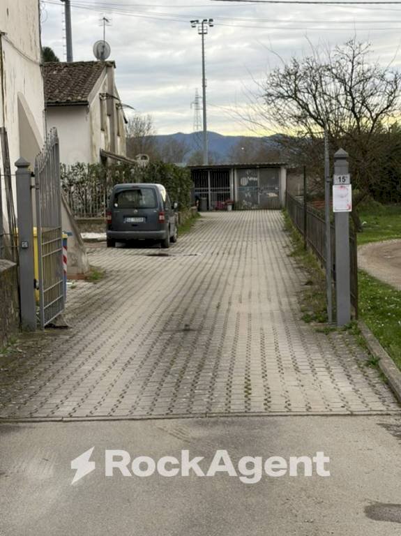 Posto macchina - Villa a Schiera via Oglio, 15, Montemurlo - foto 1