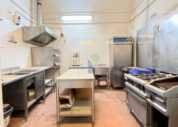 cucina con canna fumaria - Laboratorio Scali del Pesce 11, Livorno - foto 7