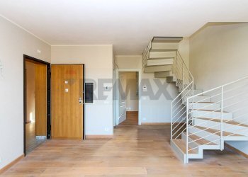 Ingresso e scale - Semi-detached Villa Via Sant'Isidoro
 
1, Bogogno - photo 5