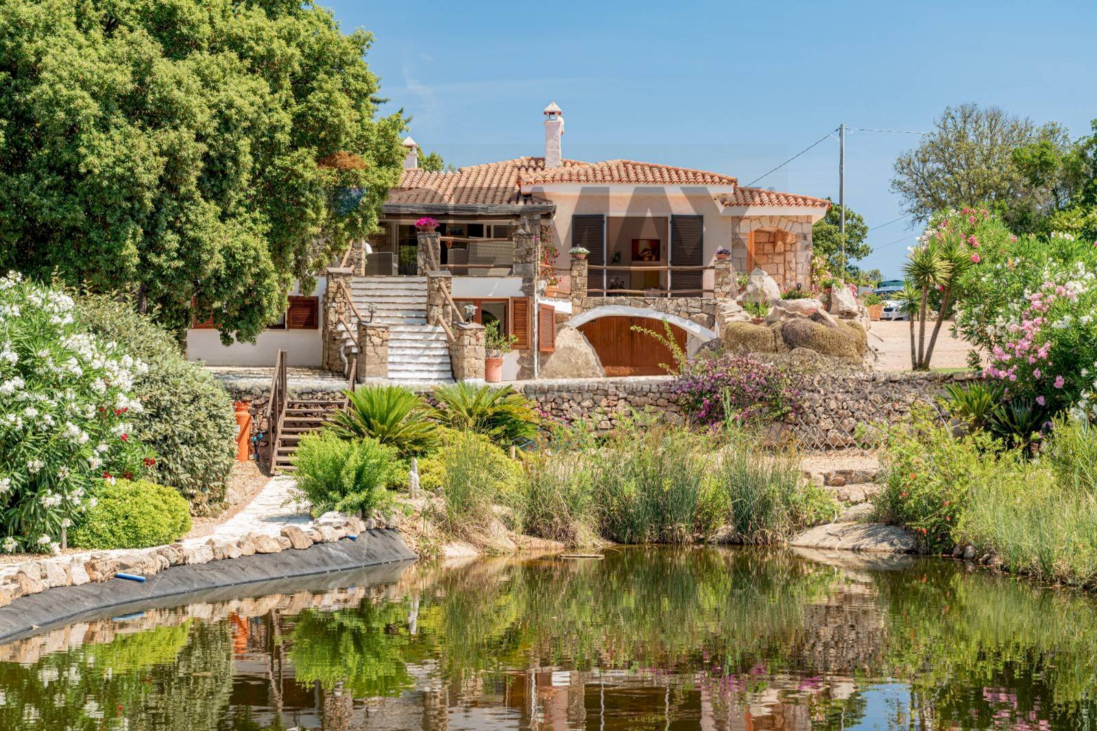 l\'esterno della villa e lago privato - Villa Via Zara Vicolo C, 33-27, Arzachena - foto 2
