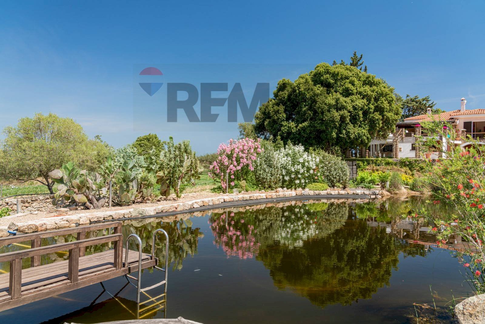 l\'esterno della villa e lago privato - Villa Via Zara Vicolo C, 33-27, Arzachena - foto 3