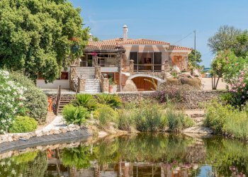 l\'esterno della villa e lago privato - Villa Via Zara Vicolo C, 33-27, Arzachena - photo 2