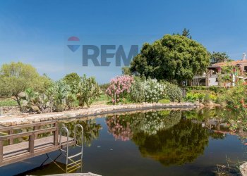 l\'esterno della villa e lago privato - Villa Via Zara Vicolo C, 33-27, Arzachena - photo 3