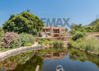 l\'esterno della villa e lago privato - Villa Via Zara Vicolo C, 33-27, Arzachena - photo 4