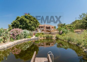 l\'esterno della villa e lago privato - Villa Via Zara Vicolo C, 33-27, Arzachena - photo 11