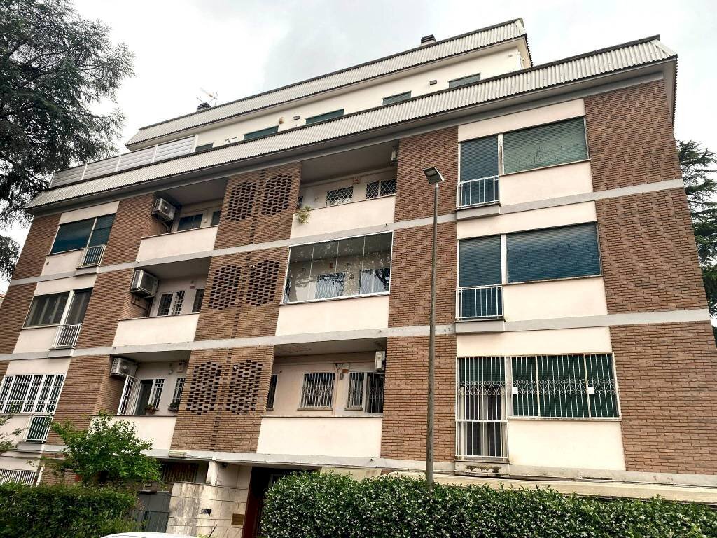 Facciata - Bilocale via Taggia, 80, Roma - foto 1
