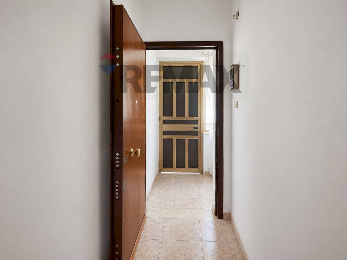 Hall / corridoio - Three-room apartment Via Bernardino Bernaudo
2, Cosenza - photo 2