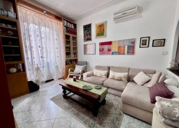 Soggiorno - Three-room apartment via Chiaravagna, 18, Genova (neighborhood Sestri Ponente) - photo 5