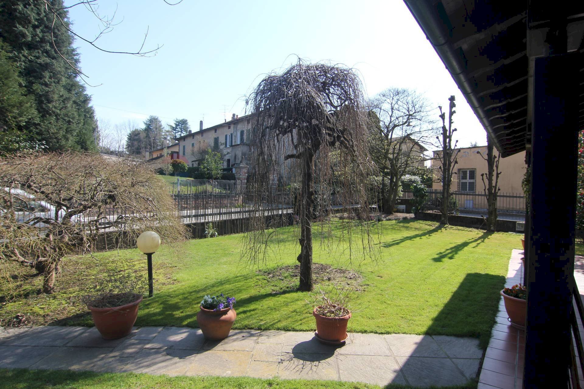 Giardino - Casa semi indipendente via Cavour
40, Buguggiate - foto 3