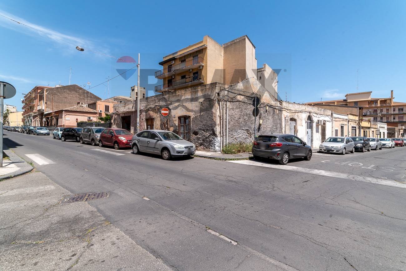Edificio all\'aperto - Casa indipendente Via Regina Bianca
 
134, Catania - foto 1