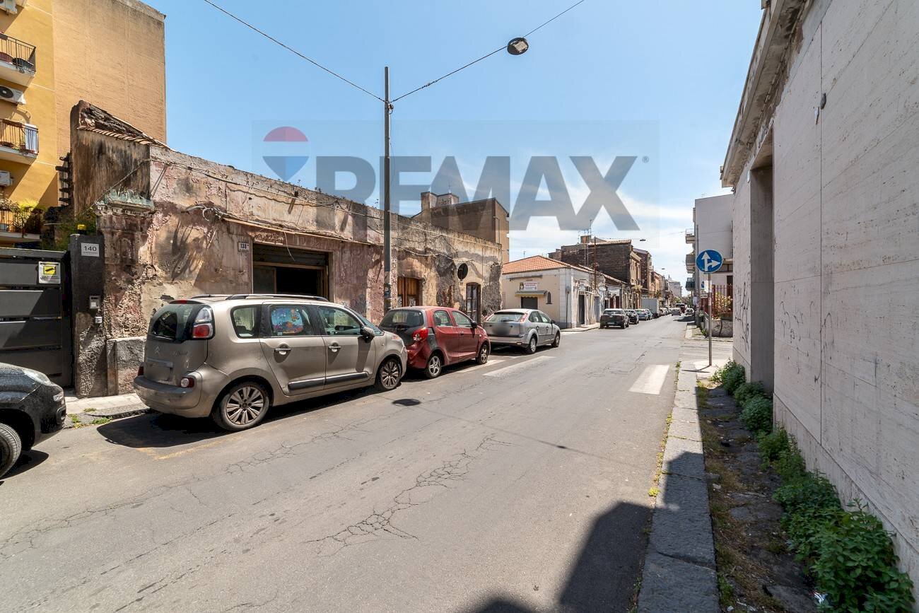 Edificio all\'aperto - Casa indipendente Via Regina Bianca
134, Catania - foto 2