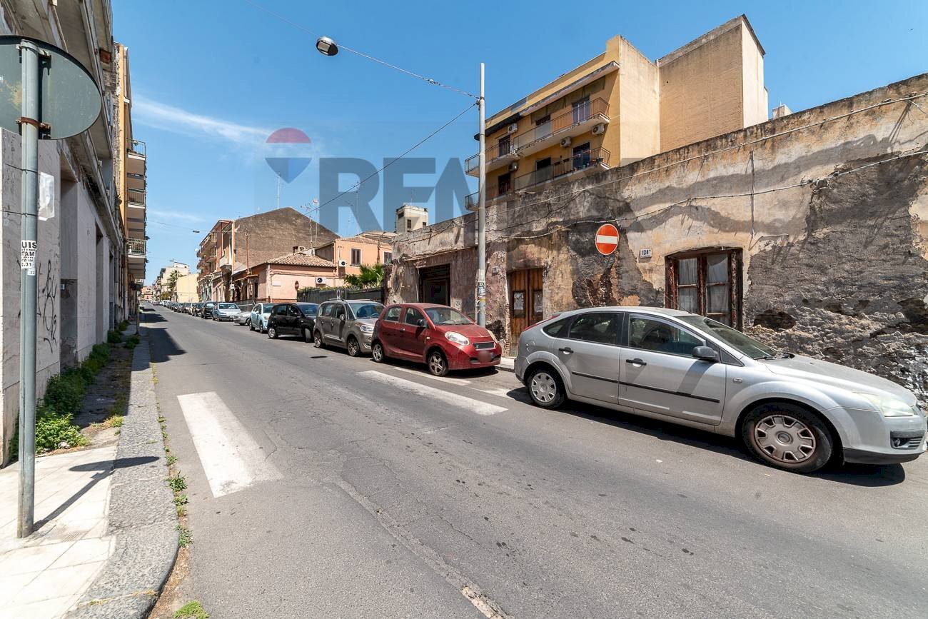 Edificio all\'aperto - Casa indipendente Via Regina Bianca
134, Catania - foto 3