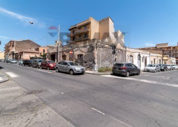 Edificio all\'aperto - Casa indipendente Via Regina Bianca
134, Catania - foto 1