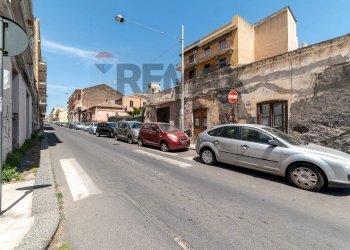 Edificio all\'aperto - Casa indipendente Via Regina Bianca
134, Catania - foto 3