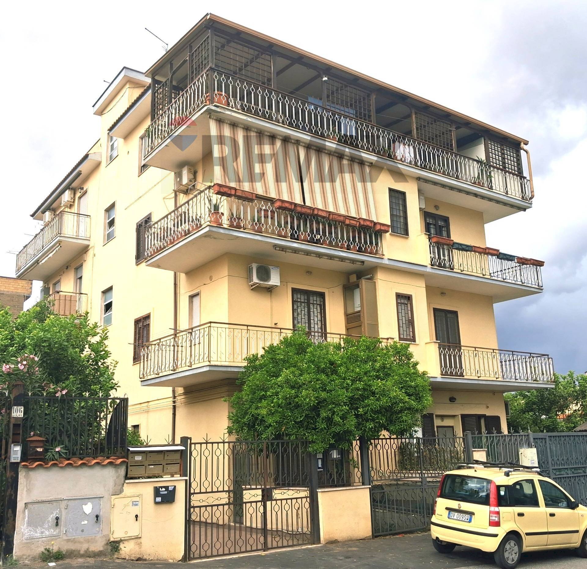 Edificio all\'aperto - Three-room apartment Roma - photo 1