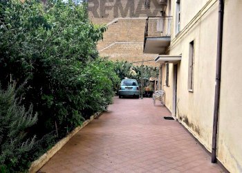 Ingresso/cortile condominiale - Trilocale Roma - foto 3
