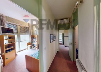 Hall / corridoio - Four-room apartment Piazza Castello
 
19, Pavia - photo 36