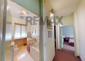 Hall / corridoio - Four-room apartment Piazza Castello
 
19, Pavia - photo 38