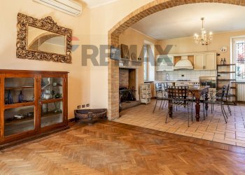 Sala da pranzo - Semi-detached house VIA MAZZINI
 
14, Brebbia - photo 10