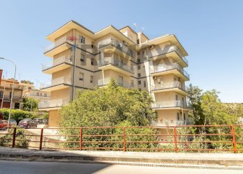 Edificio all\'aperto - Appartamento via Trani
 
59, Modica - foto 1