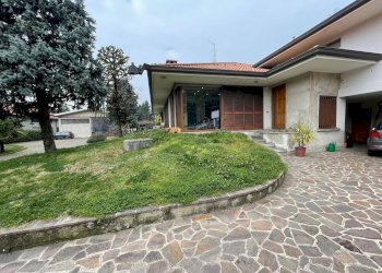 Esterno - Villa a Schiera via Garibaldi
5, Sirone - foto 3