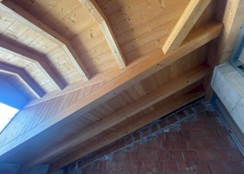 Particolare travi a vista - Three-room apartment Galbiate - photo 28