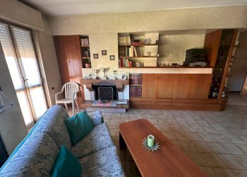 3 Locali piano primo Soggiorno con camino - Casa indipendente Brenna - foto 68